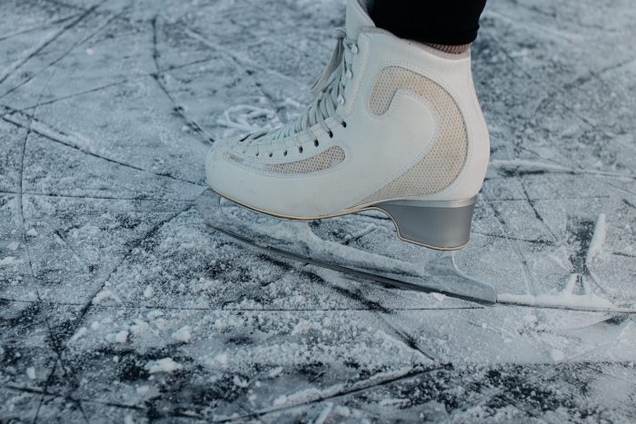 Sortie à la patinoire 1 person wearing white nike air force 1 high