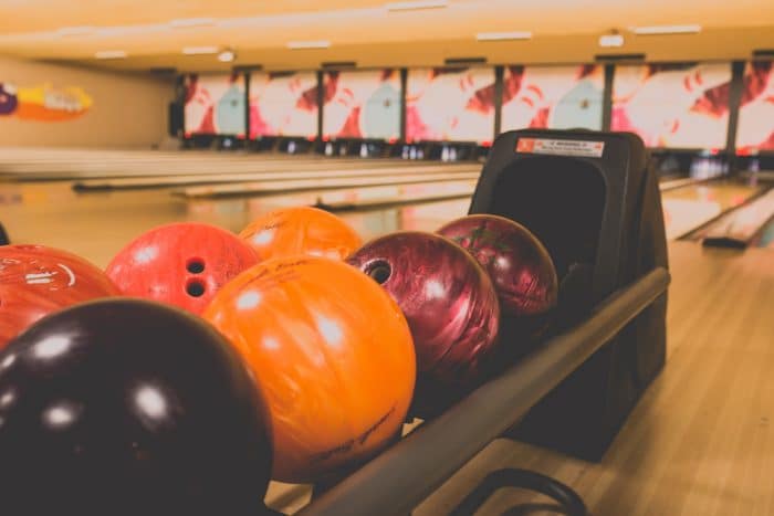 Venez participer à notre sortie bowling ! 1 bowling balls on rack
