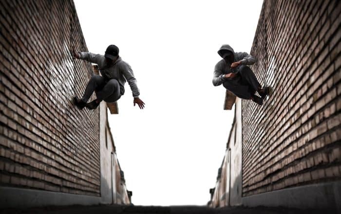 Initiation parkour 1 man in black jacket and black pants sitting on brown concrete wall during daytime