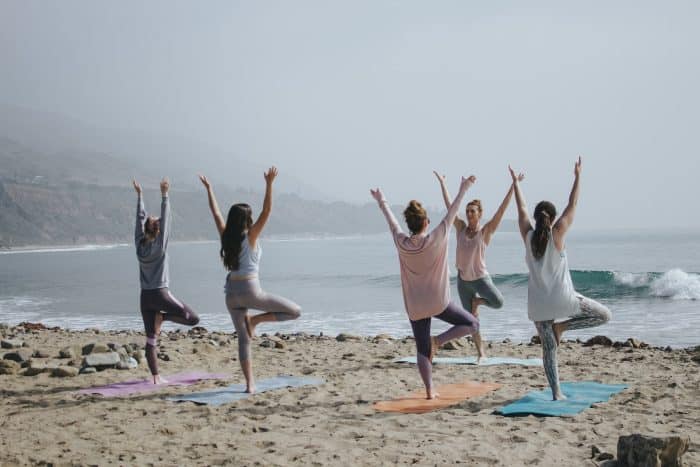 Atelier bien-être : Découverte du shiatsu/ Do-in 1 five woman standing on seashore