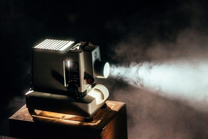 Les premiers lundis du mois : Cinéma à ESCAPE 1 turned on projector
