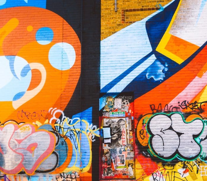 Balade street art du campus 1 orange and blue graffiti