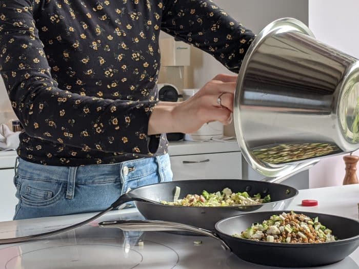 Atelier cuisine - Comment bien se nourrir et être en bonne santé 1 woman in blue denim jeans holding stainless steel cooking pot