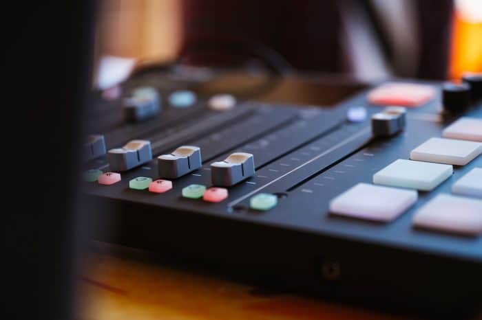 ateliers initiation mixage audio // Label 21h10 x CROUS Grenoble 1 a close up of a control panel with buttons