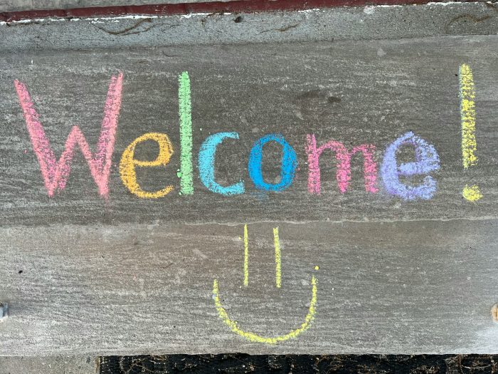 Welc(H)ome - Pot de rentrée // Résidence Berlioz et Fauré 1 a welcome sign with a smiley face drawn on it