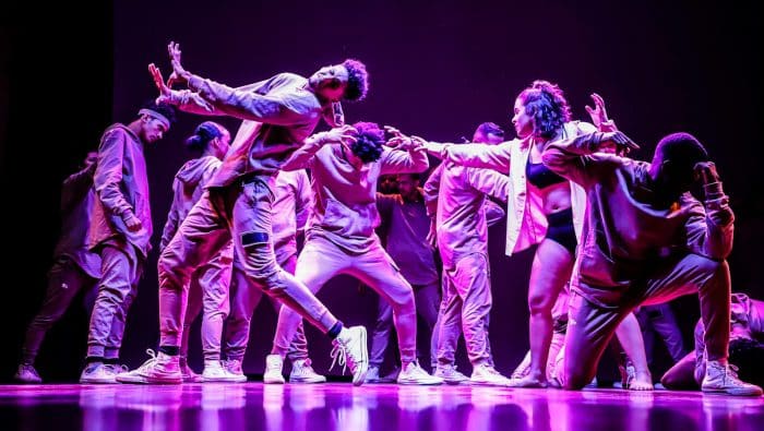 Cours de Hip hop et Afro DanceHall 83 group of men in green and white shirts dancing on stage