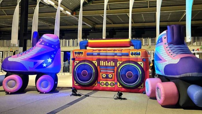 Une roller Disco Party sur la campus ! - CVEC Stories 42 Photo de l'entrée de la soirée roller disco party. Une radio ainsi qu'une paire de roller gonflables.
