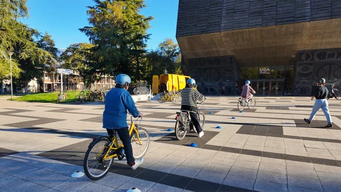 Des cours de vélo pour les étudiants ! - CVEC Stories 41 Une photo d'un cours de vélo sur le campus avec un exercice d'équilibre.