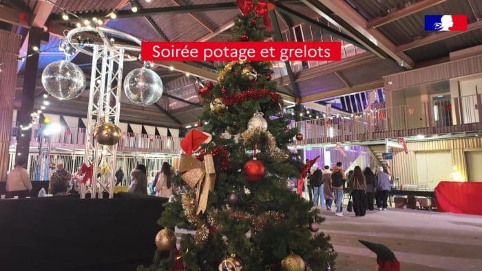 Photo de la soirée potage et grelots avec un sapin décoré.